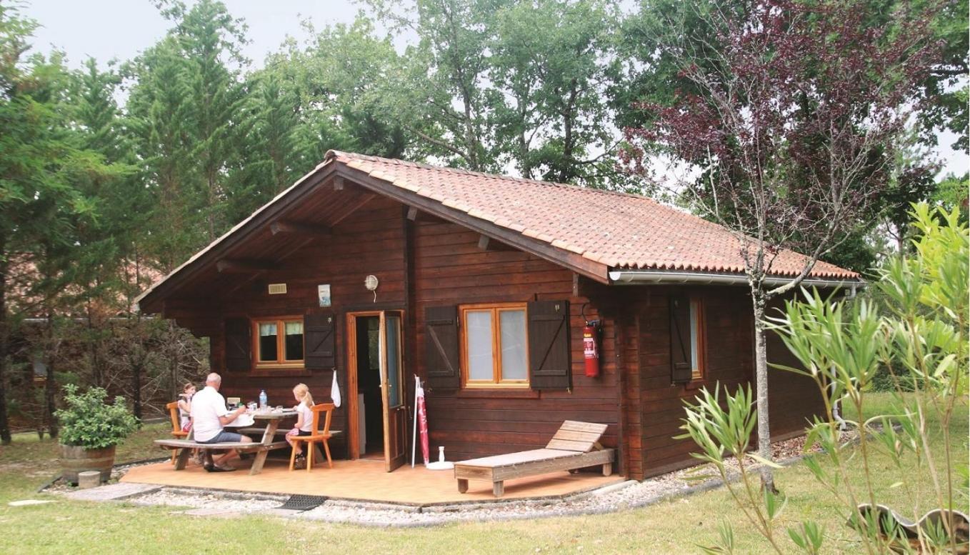 Camping Fontaine Du Roc Guest House Devillac Exterior photo