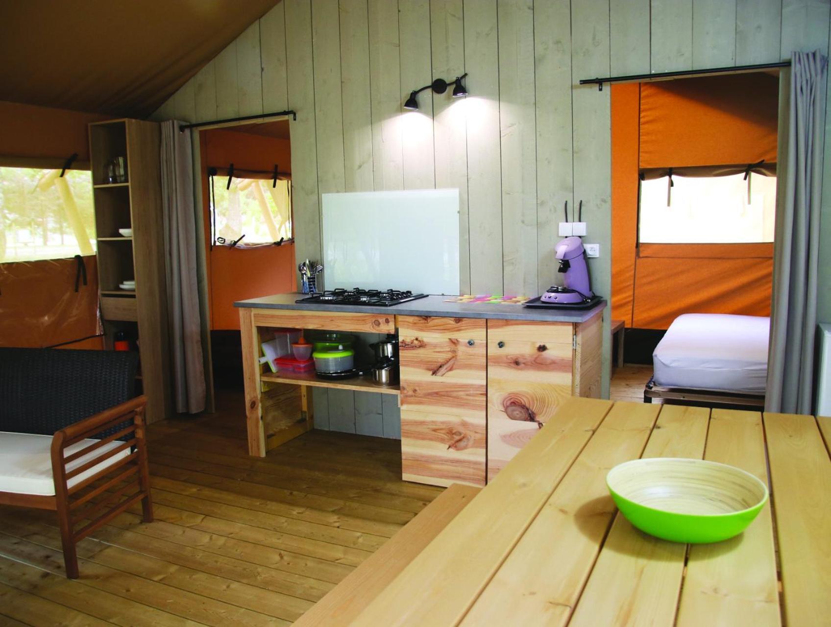 Camping Fontaine Du Roc Guest House Devillac Exterior photo