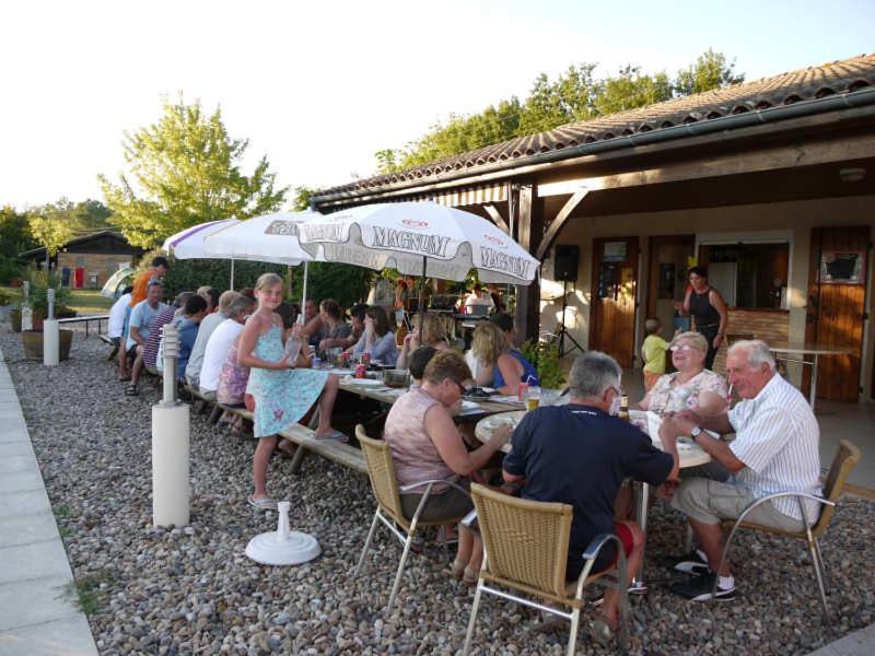 Camping Fontaine Du Roc Guest House Devillac Exterior photo