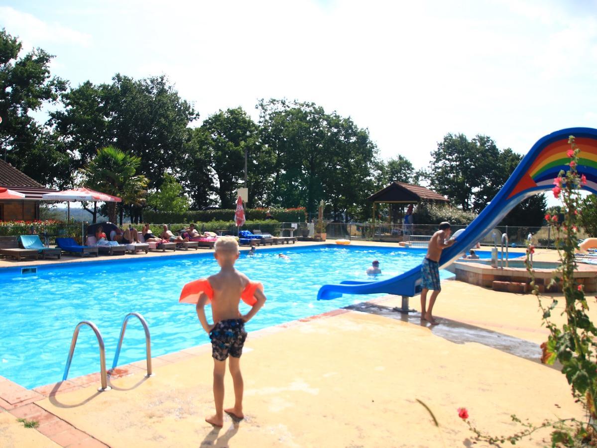 Camping Fontaine Du Roc Guest House Devillac Exterior photo