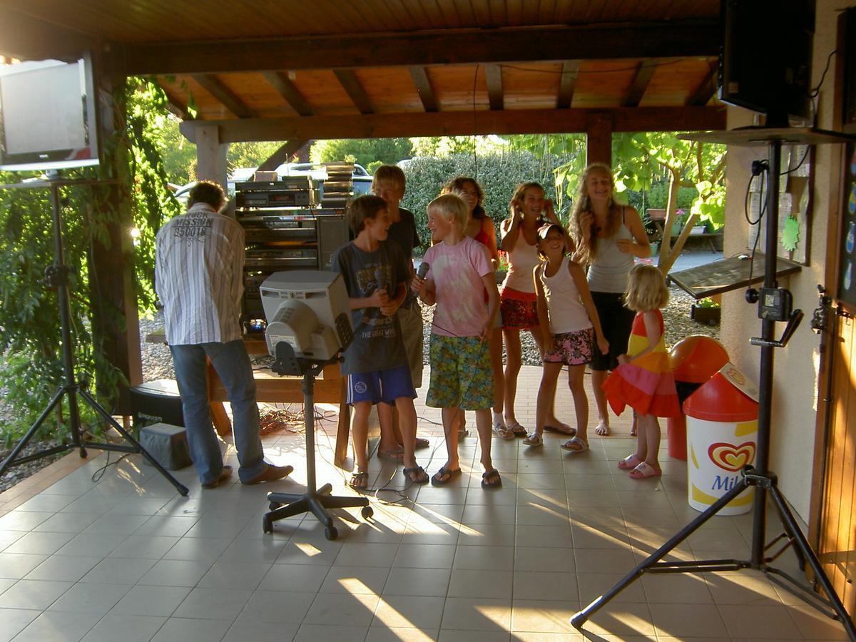 Camping Fontaine Du Roc Guest House Devillac Exterior photo